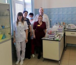 O parte din echipa laboratorului din cadrul Spitalului Orășenesc de Copii din Cernăuți